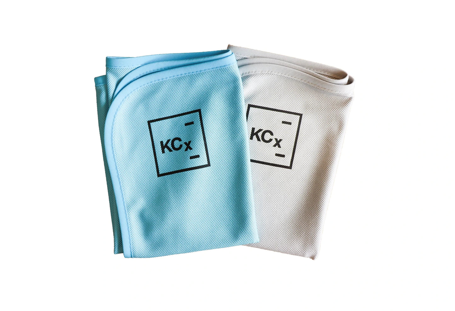 德國Koch-Chemie Pro Glass Towel專業玻璃抹布，香港現貨發售。本品採用極其精細的微纖維結構，專為實現玻璃表面的無痕、無絨毛清潔而設計。230 g/m²的克重結合卓越的吸水性，能極其輕鬆地帶走水分，實現高效乾燥，避免水漬殘留。每包裝內含2條抹布，尺寸為60 x 40厘米，藍、灰雙色設計便於區分用途，確保施工流程可靠。適用於汽車車窗、擋風玻璃及家居玻璃。可機洗，水溫勿超60°C，禁用漂白劑與柔軟劑。香港潮濕多雨，擋風玻璃易有水漬與油膜，本品是實現專業級無痕清潔的理想工具。
