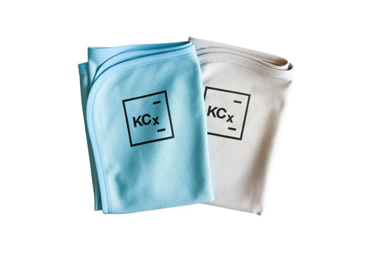 德國Koch-Chemie Pro Glass Towel專業玻璃抹布，香港現貨發售。本品採用極其精細的微纖維結構，專為實現玻璃表面的無痕、無絨毛清潔而設計。230 g/m²的克重結合卓越的吸水性，能極其輕鬆地帶走水分，實現高效乾燥，避免水漬殘留。每包裝內含2條抹布，尺寸為60 x 40厘米，藍、灰雙色設計便於區分用途，確保施工流程可靠。適用於汽車車窗、擋風玻璃及家居玻璃。可機洗，水溫勿超60°C，禁用漂白劑與柔軟劑。香港潮濕多雨，擋風玻璃易有水漬與油膜，本品是實現專業級無痕清潔的理想工具。
