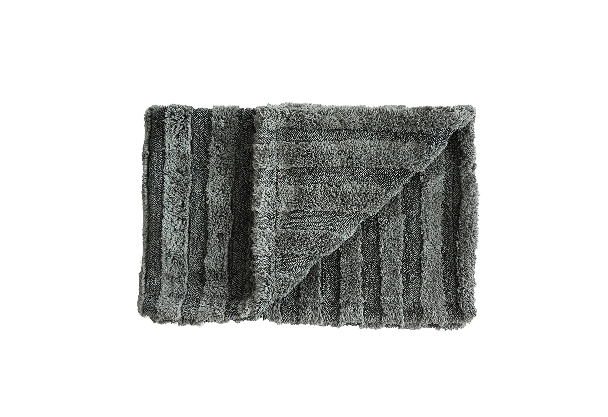 德國Koch-Chemie Pro Drying Towel專業吸水布，香港現貨發售。本品採用70%聚酯微纖維與30%聚醯胺微纖維混紡，克重高達950g/m²，賦予其卓越的吸水量與耐用性。針織結構與圓角邊緣設計，確保柔軟度與操作安全，有效避免產生細微刮痕。50×80cm大尺寸可快速覆蓋大面積車身，顯著提升乾燥效率。專為溫和且高效地乾燥汽車漆面而設計，完美守護車漆。香港潮濕多雨，洗車後快速吸乾車身能有效防止水斑形成，本品是專業級護理與日常養護的理想選擇。