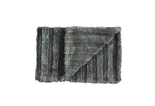 德國Koch-Chemie Pro Drying Towel專業吸水布，香港現貨發售。本品採用70%聚酯微纖維與30%聚醯胺微纖維混紡，克重高達950g/m²，賦予其卓越的吸水量與耐用性。針織結構與圓角邊緣設計，確保柔軟度與操作安全，有效避免產生細微刮痕。50×80cm大尺寸可快速覆蓋大面積車身，顯著提升乾燥效率。專為溫和且高效地乾燥汽車漆面而設計，完美守護車漆。香港潮濕多雨，洗車後快速吸乾車身能有效防止水斑形成，本品是專業級護理與日常養護的理想選擇。